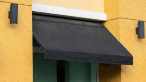 como quitar manchas de moho en toldos​